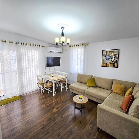 Lake Park 2Br Apartment Tirana Kültér fotó