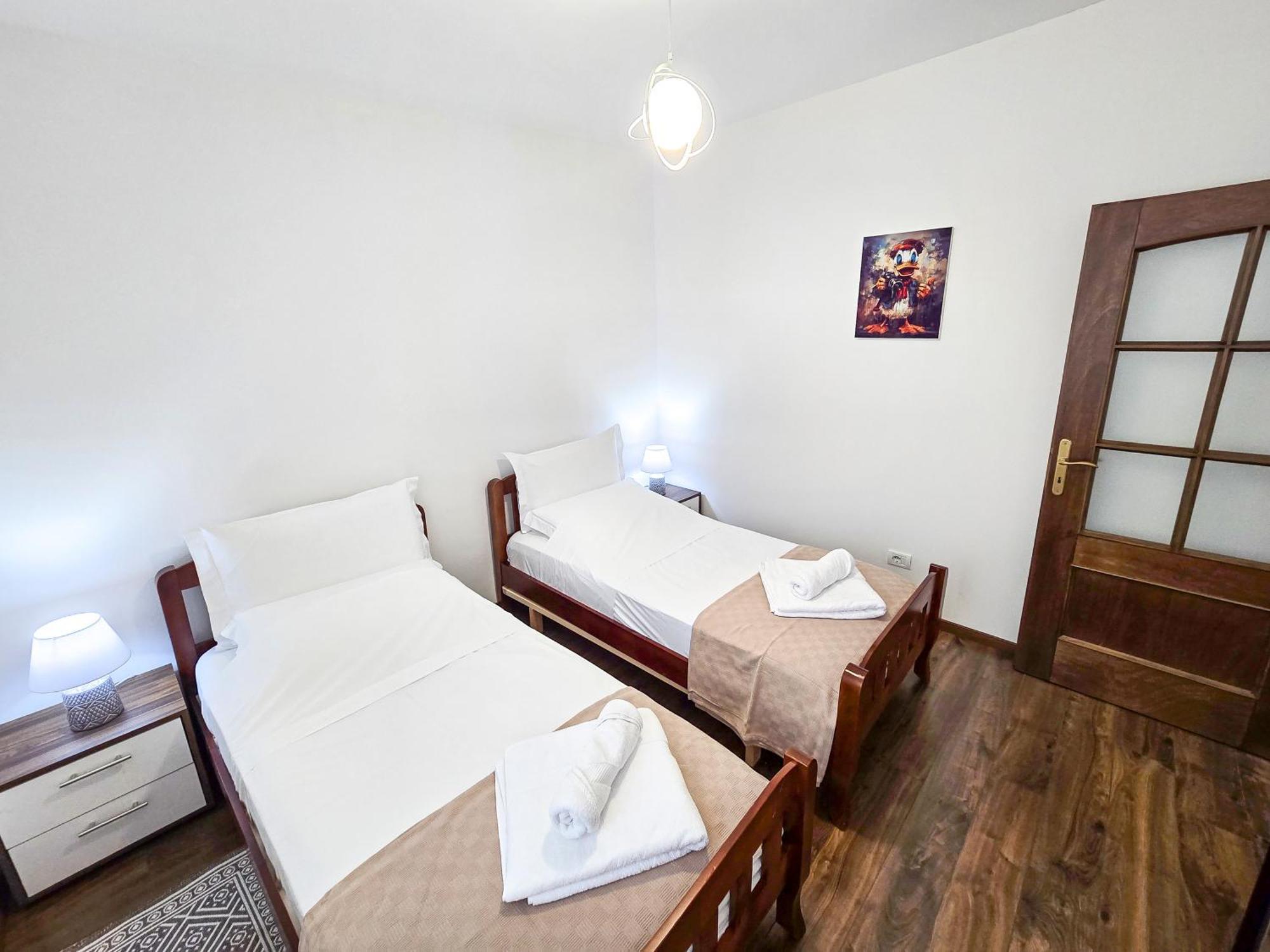 Lake Park 2Br Apartment Tirana Kültér fotó
