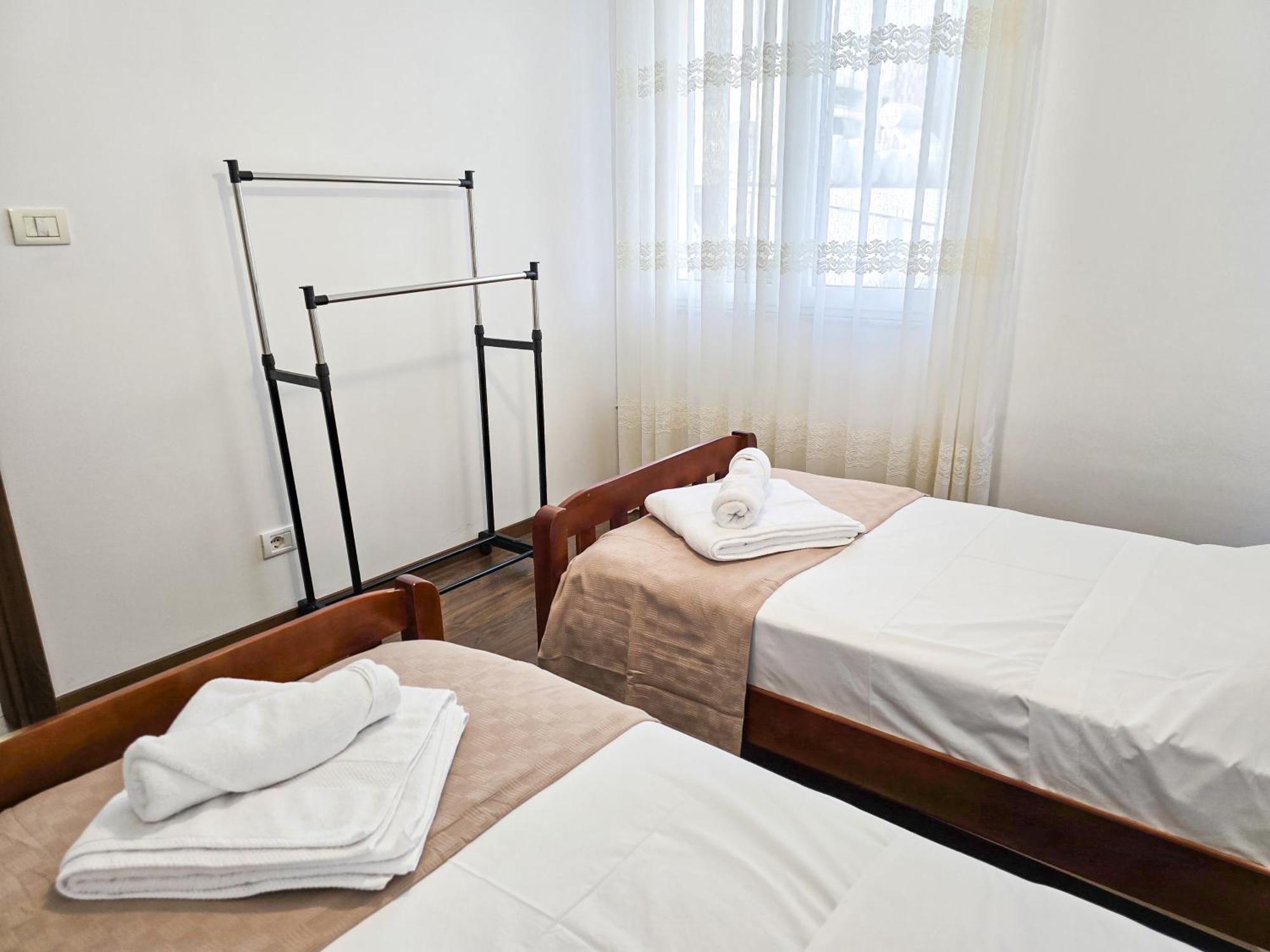 Lake Park 2Br Apartment Tirana Kültér fotó